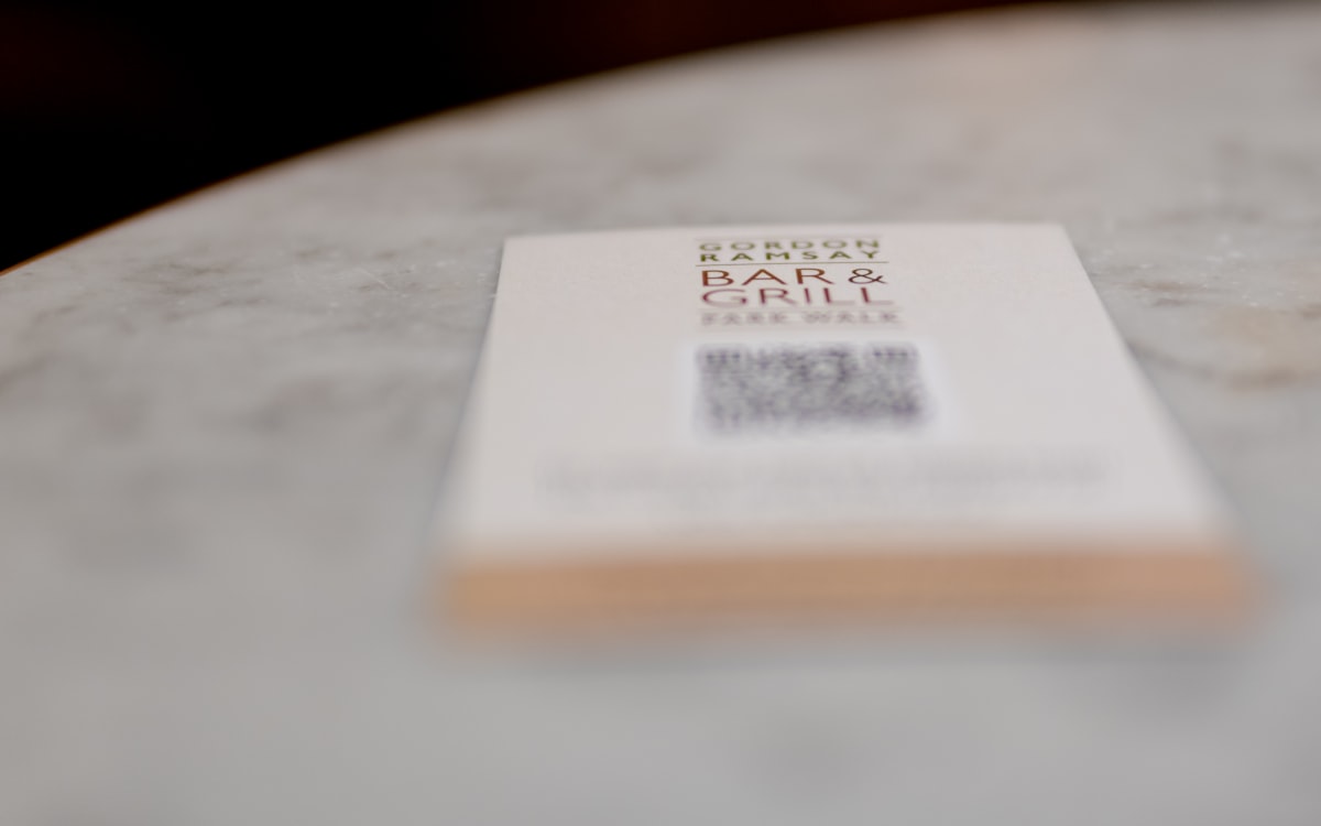 Menu digitale con QR code su tavolo ristorante